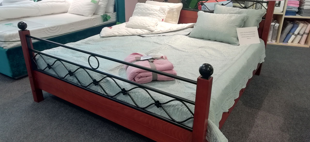 Krevet izrađen kombinacijom punog drvete i kovanog gvožđa